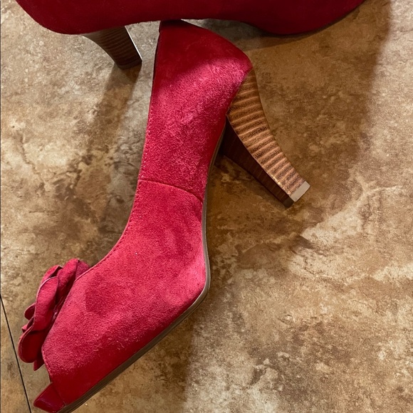 Söfft Red Suede Peep-Toe Heels with Rose Applique - Picture 2 of 4